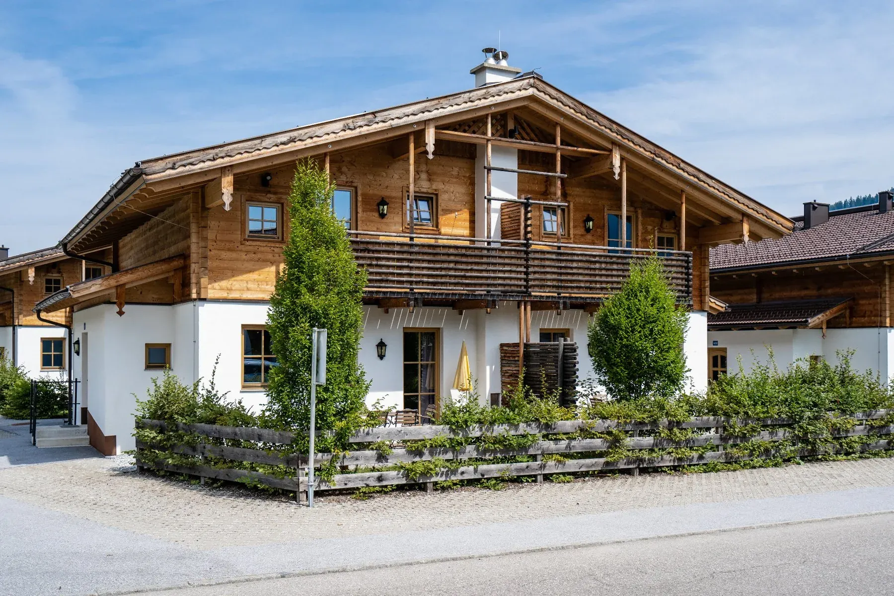 Alpenchalets im Sommer